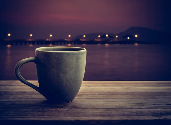 Taza de café sobre tabla de madera —  Fotos de Stock