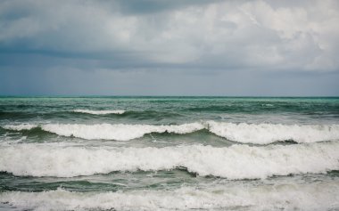 Deniz güçlü dalga