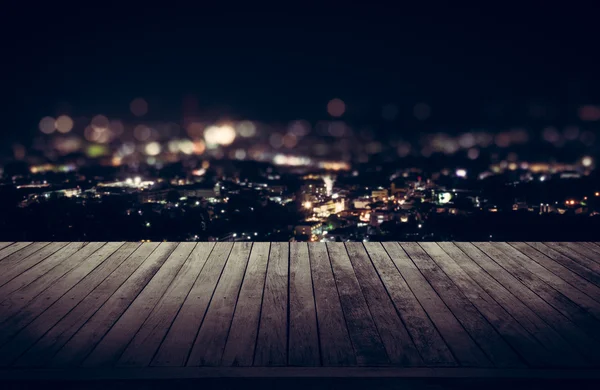 Ξύλινη σανίδα πάνω από την πόλη του Πουκέτ, το βράδυ — Φωτογραφία Αρχείου