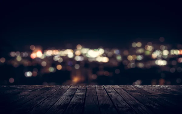 Papan kayu di atas kota pada malam hari — Stok Foto