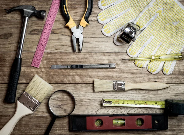 Ensemble d'outils sur un fond de bois — Photo