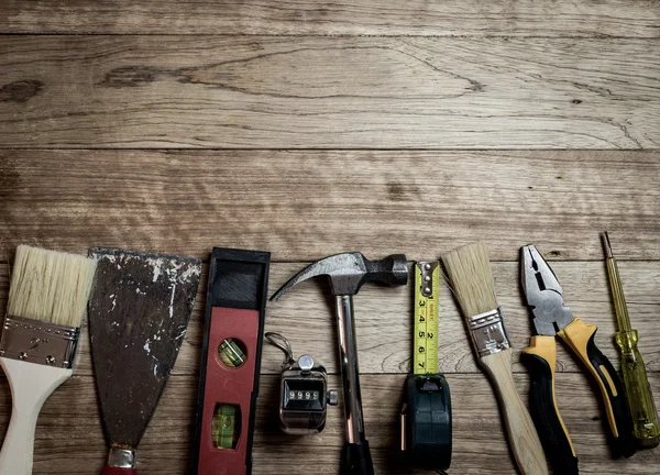 Ensemble d'outils sur un fond de bois — Photo