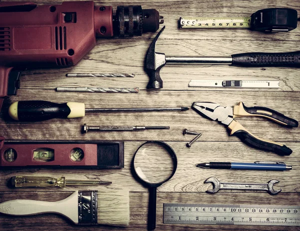 Ensemble d'outils sur un fond de bois — Photo