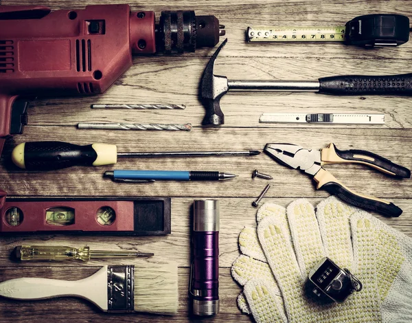 Conjunto de ferramentas sobre um fundo de madeira — Fotografia de Stock
