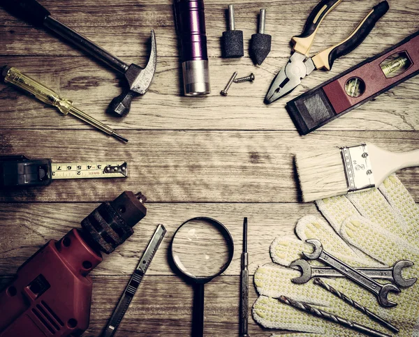 Conjunto de ferramentas sobre um fundo de madeira — Fotografia de Stock
