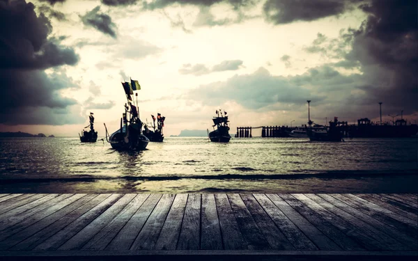 Houten pier met veel vissersboot in de zee — Stockfoto
