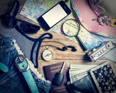 Ahşap arka plan üzerinde seyahat aksesuar seti