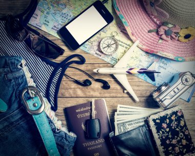 Ahşap arka plan üzerinde seyahat aksesuar seti