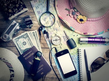 Ahşap arka plan üzerinde seyahat aksesuar seti