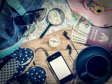 Ahşap arka plan üzerinde seyahat aksesuar seti