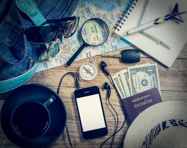 Ahşap arka plan üzerinde seyahat aksesuar seti