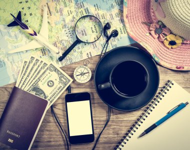 Ahşap arka plan üzerinde seyahat aksesuar seti