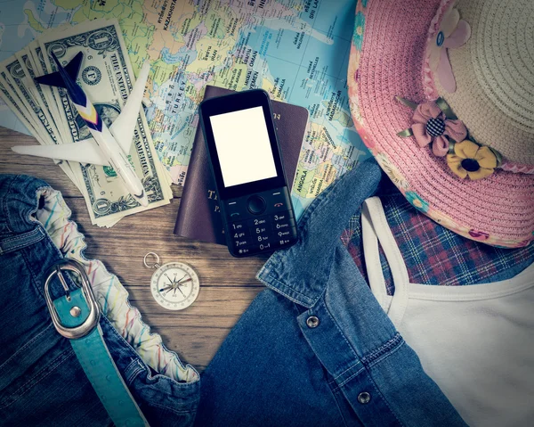 Conjunto de accesorios de viaje sobre fondo de madera — Foto de Stock