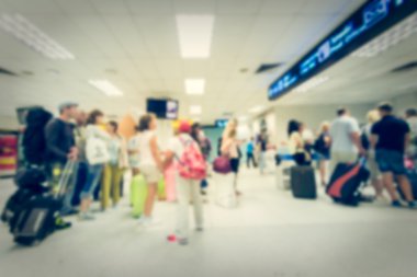 Bulanık kalabalık turist havaalanında