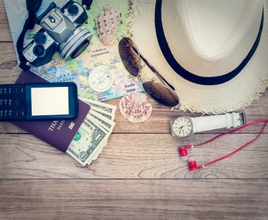 Ahşap masa üzerinde seyahat kavramı