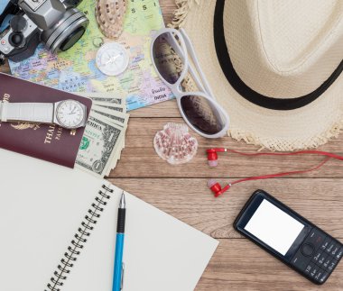 Ahşap masa üzerinde seyahat kavramı