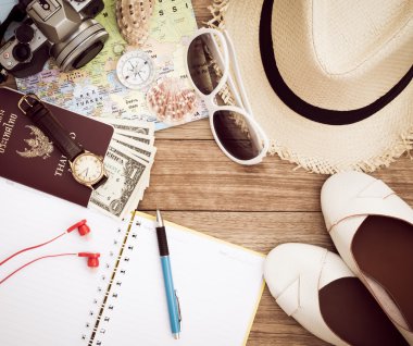 Ahşap masa üzerinde seyahat kavramı