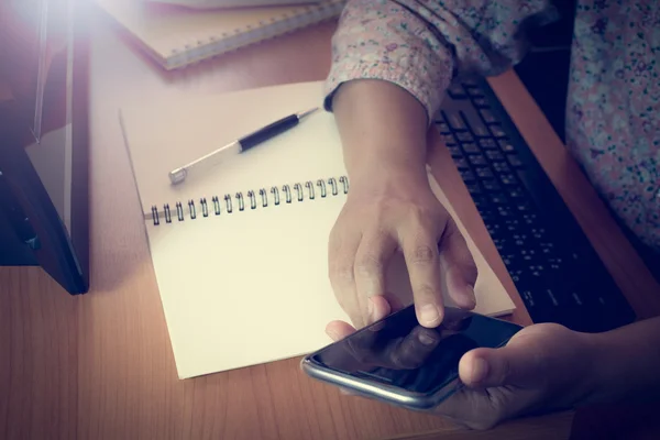 Handen van zakenvrouw slimme telefoon scherm aan te raken — Stockfoto
