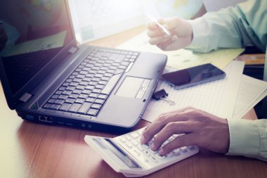 Işık shinning içinde ofis masasında çalışan bir erkeğin elinde