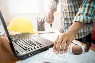 Hesap makinesi ve Bölücüler ile inşaat p üzerinde çalışan mimar