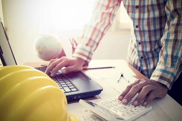 Architect bezig met Rekenmachine en laptop — Stockfoto