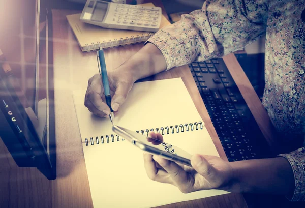 Handen van de vrouw die op kantoor werkt — Stockfoto