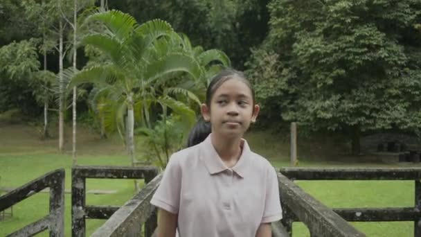 Schattig Aziatisch Meisje Wandelen Ontspannen Oude Betonnen Brug Bos Park — Stockvideo