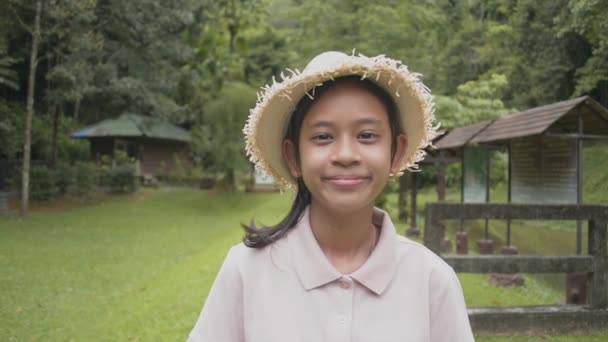 Portrait Asiatische Junge Mädchen Mit Strohhut Glücklich Lächelnd Waldpark Jugendbegleiterinnen — Stockvideo