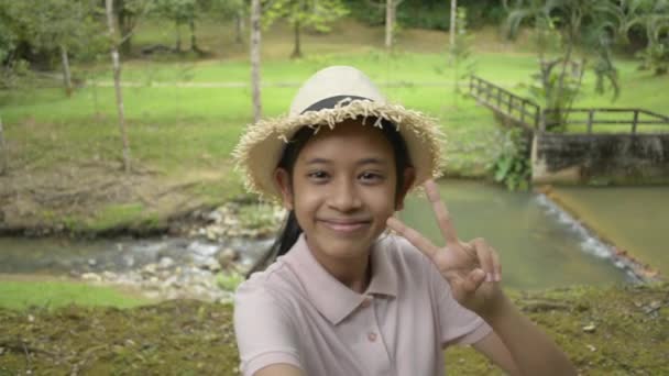 Feliz Asiática Adolescente Usando Chapéu Palha Fazendo Retrato Selfie Enquanto — Vídeo de Stock