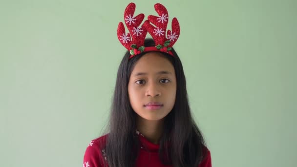 Uśmiechnięta Ładna Dziewczyna Czerwonym Swetrze Nosząca Narożniki Reniferami Trzymająca Pudełko — Wideo stockowe