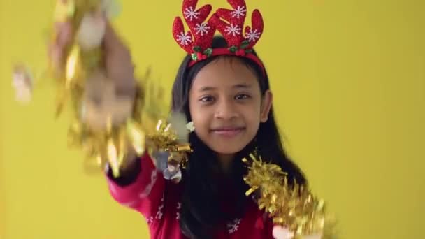 스웨터를 머리의 여자가 머리를 두르고 노란색 배경으로 행복하게 고립된 크리스마스 — 비디오
