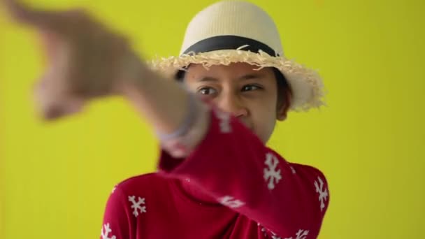 Mooi Meisje Rode Trui Met Strohoed Toont Een Boze Uitdrukking — Stockvideo