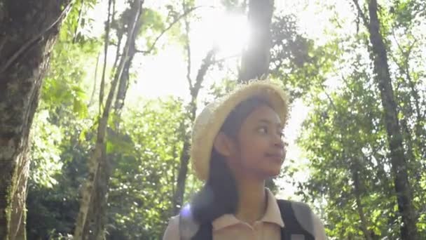 Μαθήτρια Ψάθινο Καπέλο Και Σακίδιο Περπατά Μέσα Στο Τροπικό Δάσος — Αρχείο Βίντεο