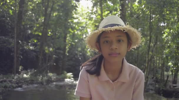 Portré Aranyos Lány Szalmakalapot Visel Mosolyog Nézi Videokamera Miközben Tartózkodik — Stock videók