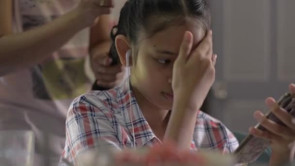 Mãe Fazendo Trança Com Penteado Tecer Para Filha Mãe Pentear — Vídeo de Stock