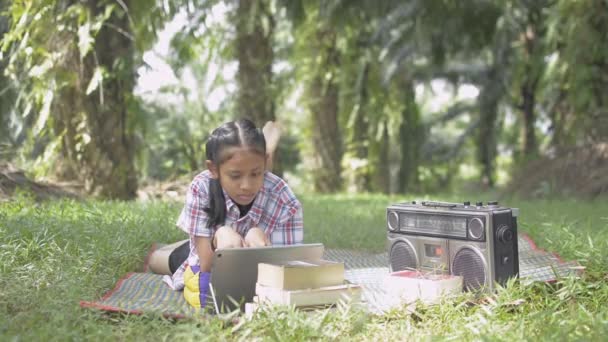 Schattig Meisje Met Behulp Van Digitale Tablet Het Grasveld Vrouwelijke — Stockvideo