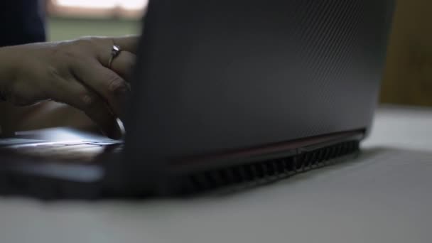 Χέρια Της Γυναίκας Πληκτρολογώντας Στο Πληκτρολόγιο Του Φορητού Υπολογιστή Για — Αρχείο Βίντεο