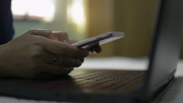Nainen Kädet Kutoma Viestin Mobiili Älypuhelin Viestintään Chattailuun Sosiaalisessa Verkossa — kuvapankkivideo