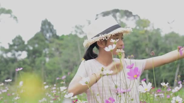 Ασιατικό Χαριτωμένο Κορίτσι Φορώντας Ψάθινο Καπέλο Απολαύσετε Λήψη Selfie Πορτρέτο — Αρχείο Βίντεο