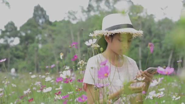 Portrait Asiatische Süße Mädchen Mit Strohhut Genießen Das Fotografieren Des — Stockvideo