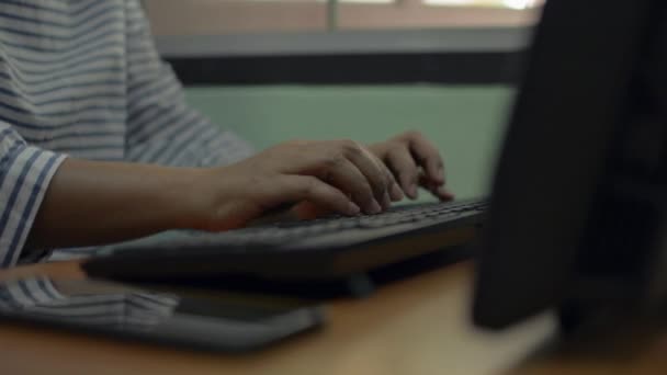 Mãos Mulher Negócios Digitando Teclado Computador Casa Escritório Trabalho Line — Vídeo de Stock