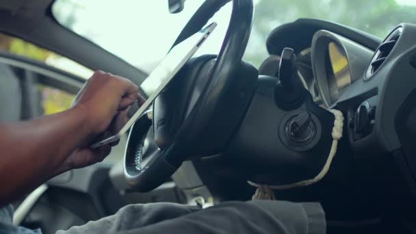 Automatyczny Mechanik Używa Tabletu Sprawdzania Stanu Technicznego Samochodu Siedzącego Kierownicą — Wideo stockowe