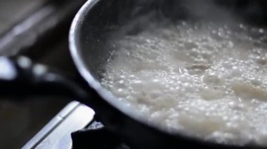 Tavada kaynayan yağla yavaşça kızartılmış domuz eti. Evde yemek hazırlıyorum.. 