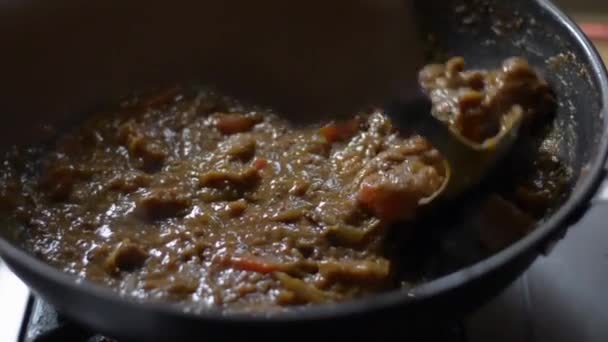 Hand Van Een Chef Kok Die Varkensvlees Curry Bereidt Met — Stockvideo