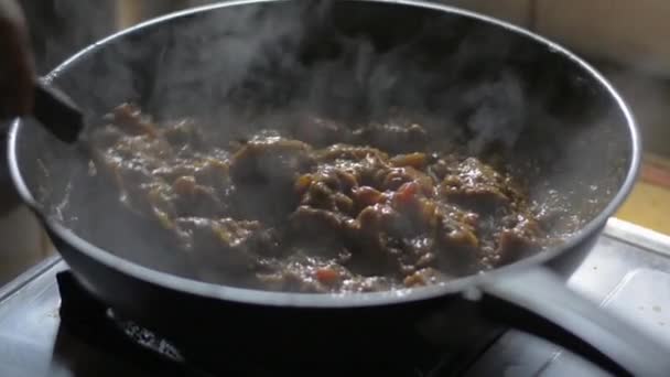 Hand Van Een Chef Kok Roeren Varkensvlees Curry Met Aardappel — Stockvideo