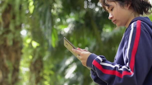 Thai Entzückendes Mädchen Blauer Jacke Scrollt Touchscreen Auf Digitalem Tablet — Stockvideo