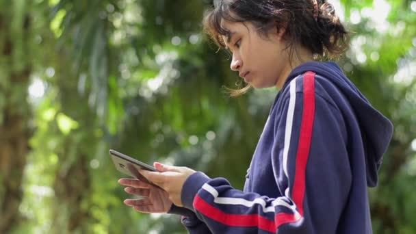 Thailändisches Bezauberndes Mädchen Blauer Jacke Das Der Morgensonne Park Informationen — Stockvideo