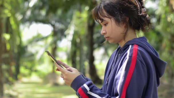 Thaise Jonge Vrouw Boer Blauwe Jas Controleert Integriteit Van Oliepalmen — Stockvideo