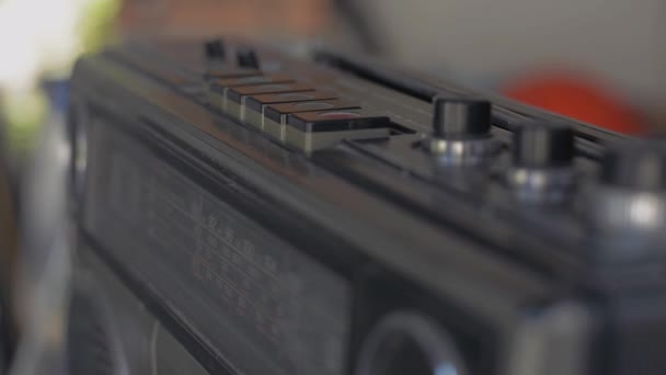 人类的手指按下按钮来弹奏一台过时的便携式盒式磁带唱机 晶体管收音机 录音机 — 图库视频影像