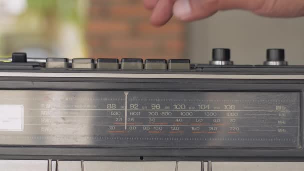 Dedo Homem Pressiona Botão Para Reproduzir Antigo Leitor Cassetes Portátil — Vídeo de Stock